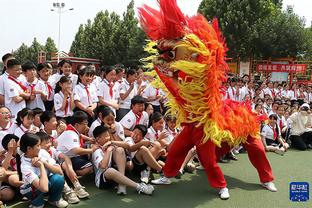 太阳报：加斯科因指导当地孩子踢球，向他们传授技巧和技术